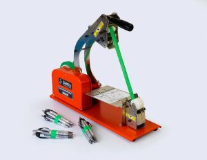 Máquina enfardadora Suliflex modelo DBA30V vermelha, usada para agrupar e compactar produtos com fitas adesivas industriais. Ideal para linhas de produção que buscam agilidade e padronização.