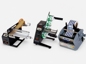 Três dispensadores automáticos de etiquetas lado a lado em composição profissional.