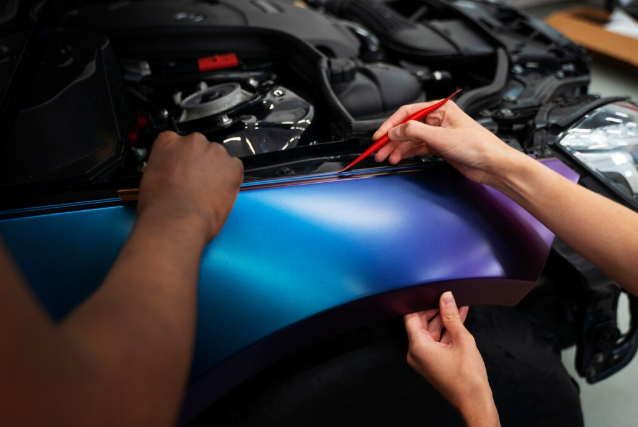 Aplicação de fitas para mascaramento automotivo em cabine de pintura de alta temperatura
